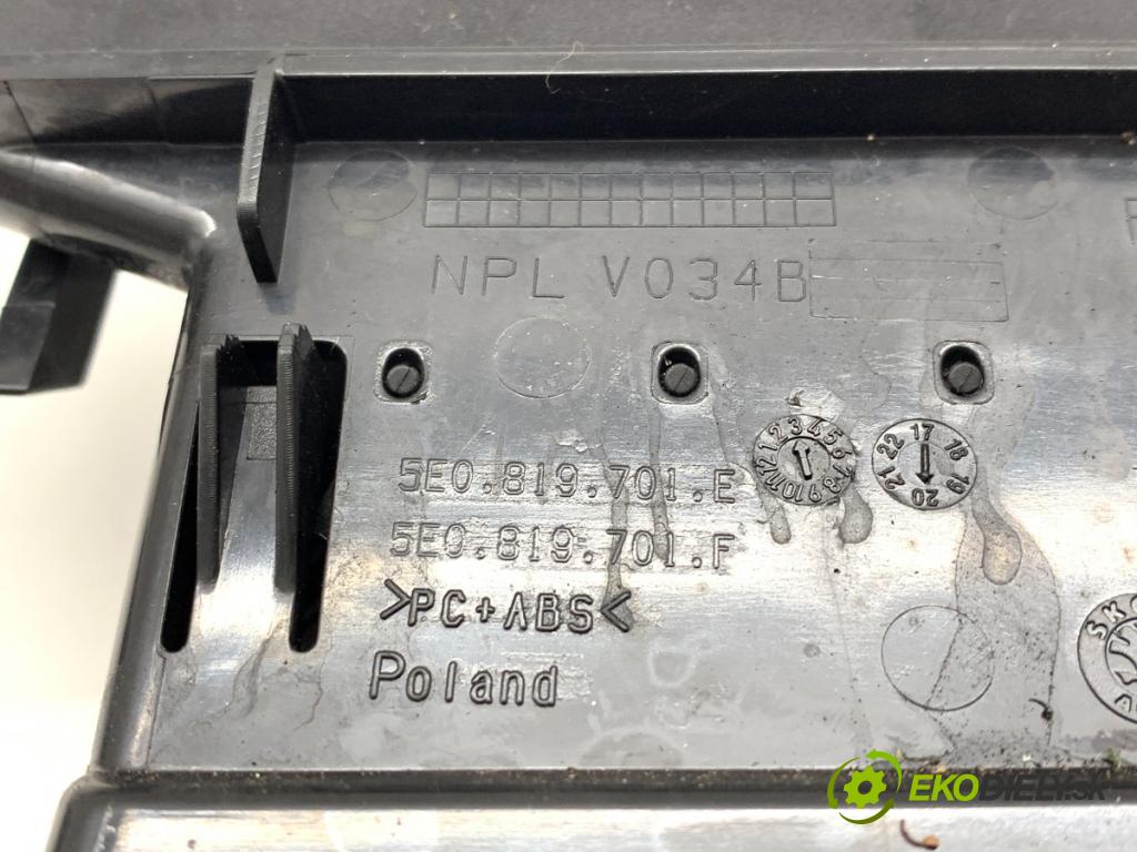 SKODA OCTAVIA III Kombi 2018 110 kW 2.0 TDI 1968 mří topení levý přední část 5E0819701E