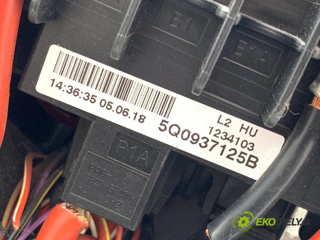 SKODA OCTAVIA III Kombi 2018 110 kW 2.0 TDI 1968 Skrinka poistková 5Q0937125B (Poistková skrinka)