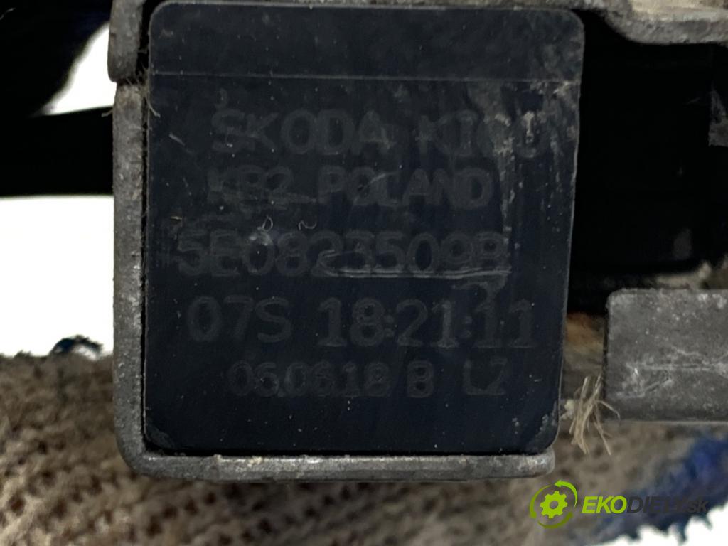 SKODA OCTAVIA III Kombi 2018 110 kW 2.0 TDI 1968 zámok kapoty predný 5E0823509B