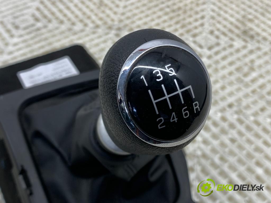 SUZUKI SX4 liftback 2019 103 kW 1.4 T (AKK 414) 1373 Kulisa 28139-62M00 (Rýchlostná páka (kulisa))