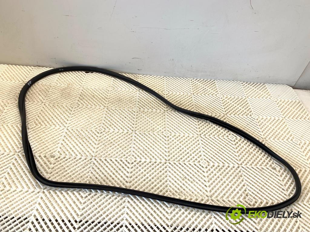SUZUKI SX4 liftback 2019 103 kW 1.4 T (AKK 414) 1373 těsnění dveře pravý přední část 