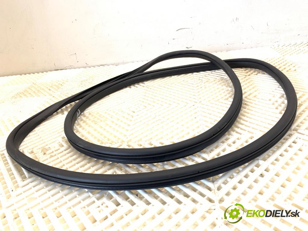SUZUKI SX4 liftback 2019 103 kW 1.4 T (AKK 414) 1373 těsnění dveře pravý přední část