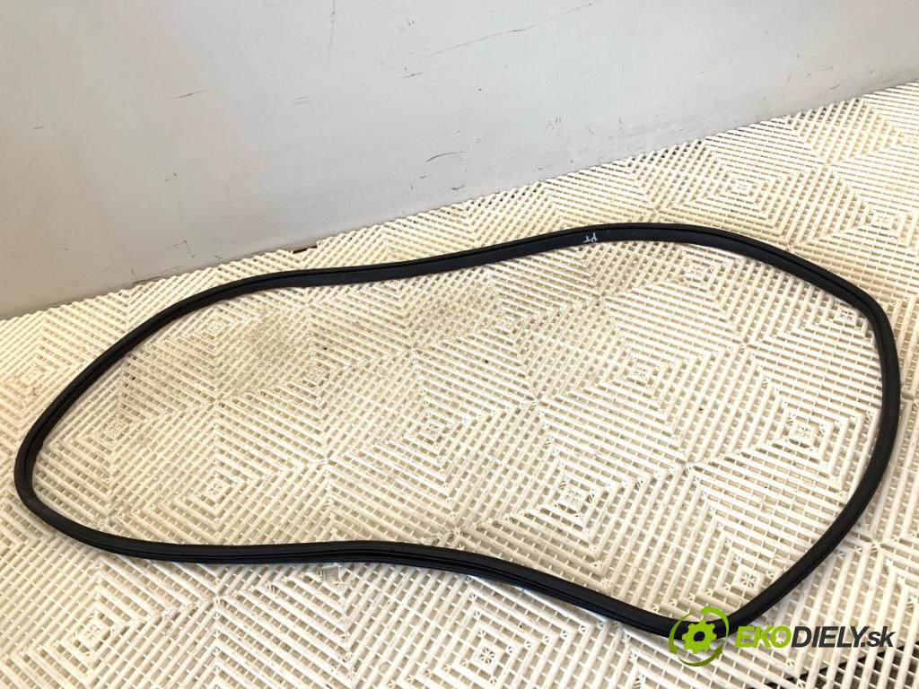 SUZUKI SX4 liftback 2019 103 kW 1.4 T (AKK 414) 1373 těsnění dveře pravý zadní část 