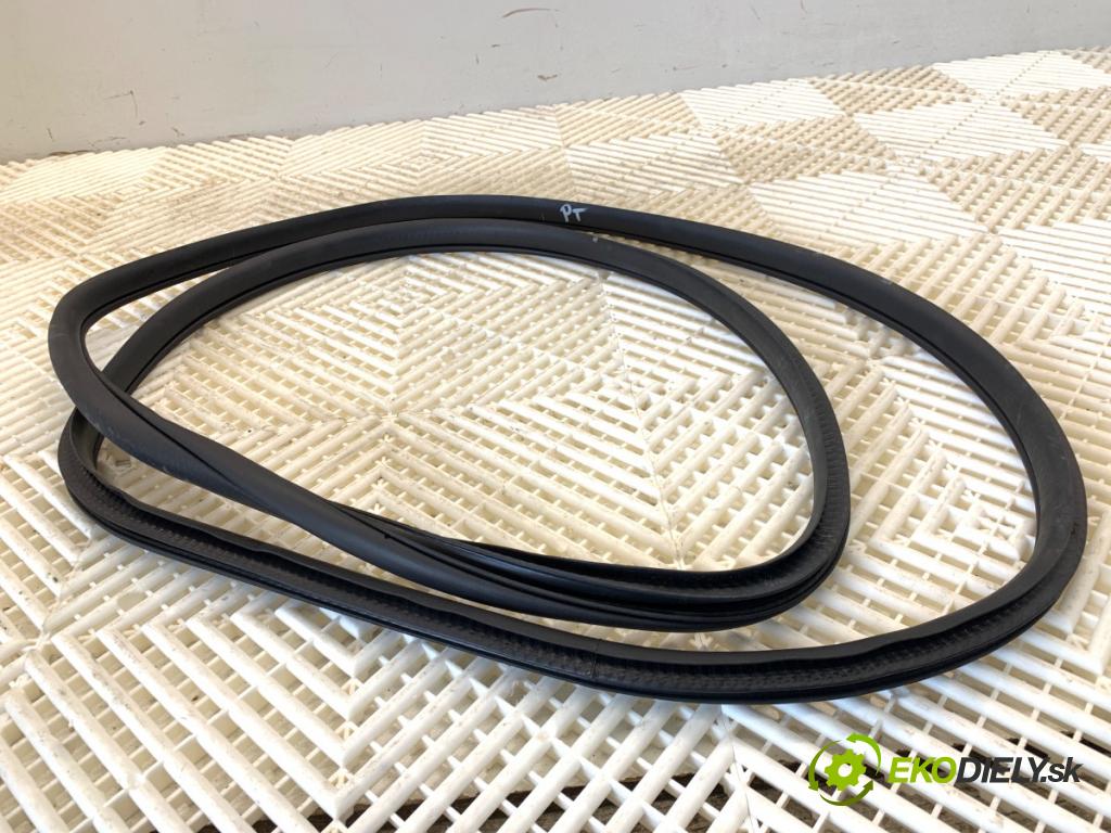 SUZUKI SX4 liftback 2019 103 kW 1.4 T (AKK 414) 1373 těsnění dveře pravý zadní část