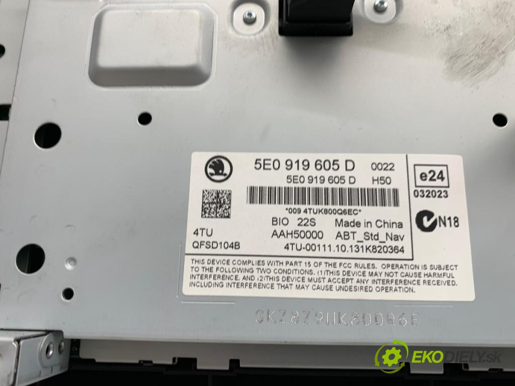 SKODA OCTAVIA III liftback 2013 132 kW 1.8 TSI 1798 RADIO Dislpej 5E0819701