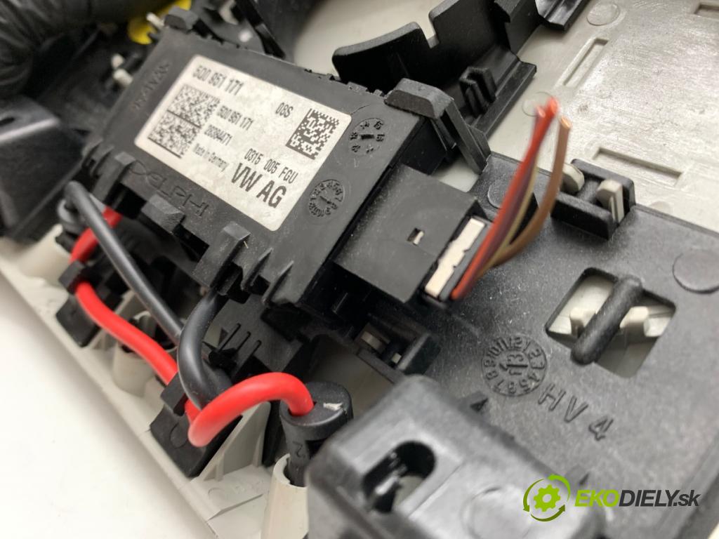 SKODA OCTAVIA III liftback 2013 132 kW 1.8 TSI 1798 světlo stropní 3V9971147B