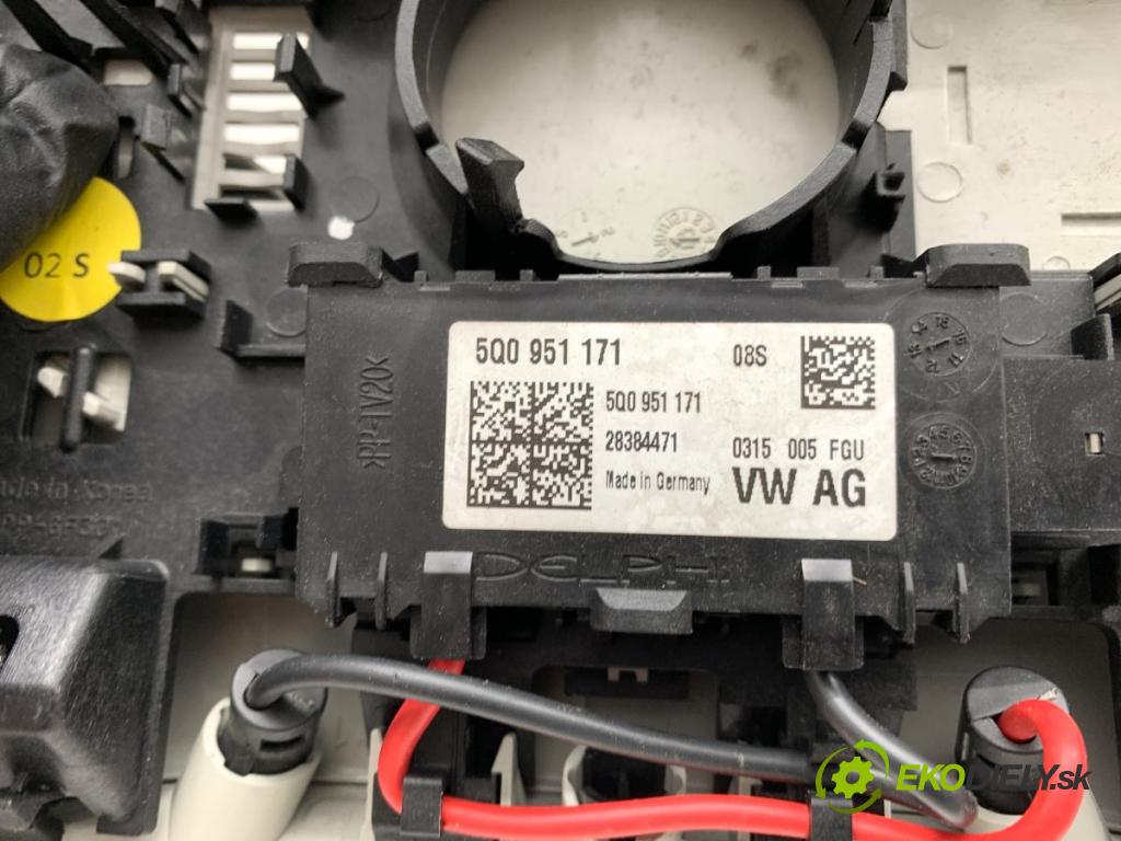 SKODA OCTAVIA III liftback 2013 132 kW 1.8 TSI 1798 světlo stropní 3V9971147B