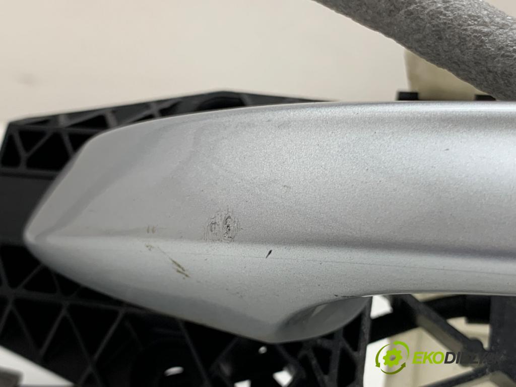 SKODA OCTAVIA III liftback 2013 132 kW 1.8 TSI 1798 klika vnejší levý přední část 5L0837885C