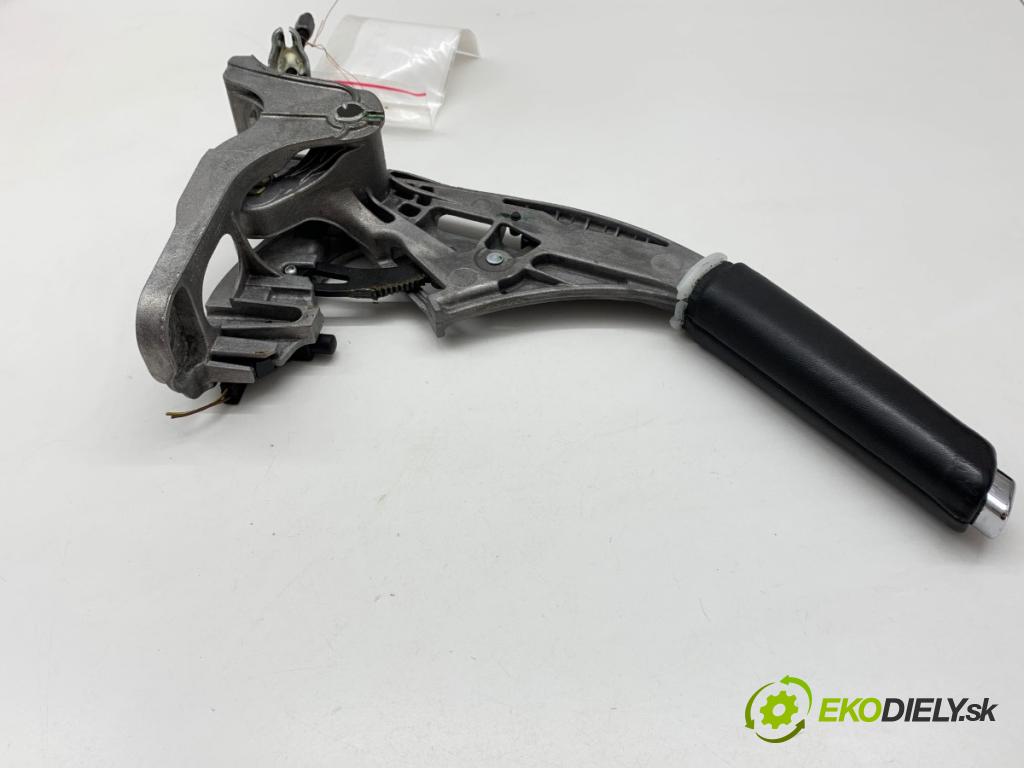 SKODA OCTAVIA III liftback 2013 132 kW 1.8 TSI 1798 kulisa brzdy ruční brzdy 5E0711301C