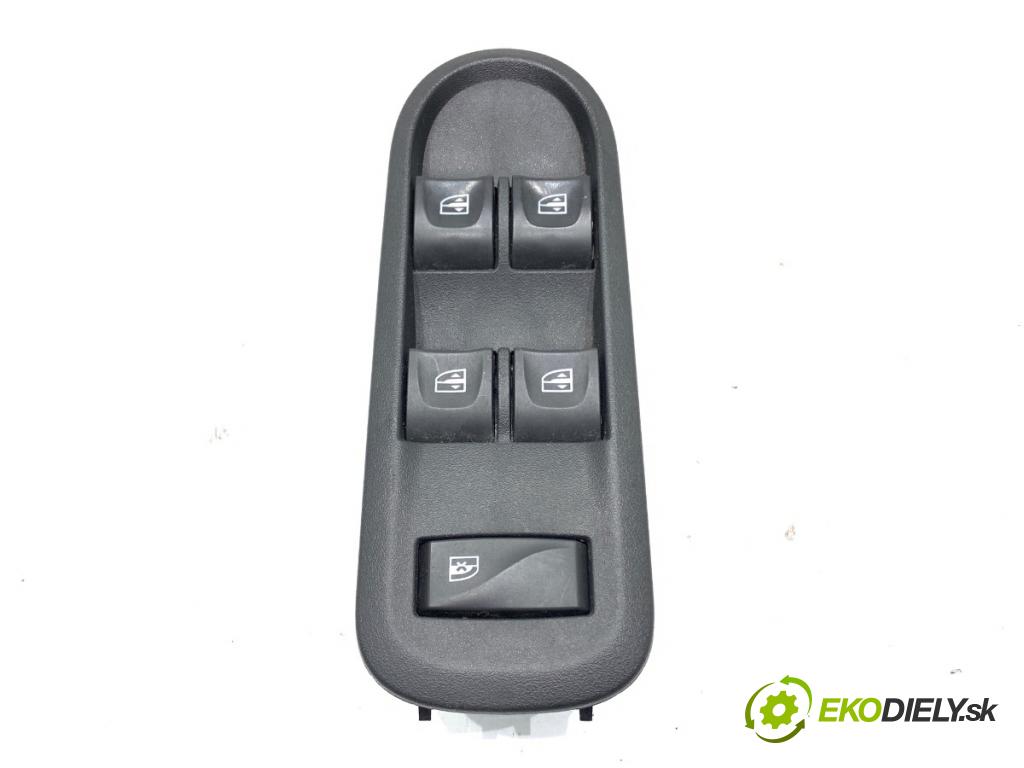 DACIA DUSTER SUV 2016 92 kW 1.2 TCe 125 1197 přepínač oken 254111342R 254117873R (Páčky pod volantem)