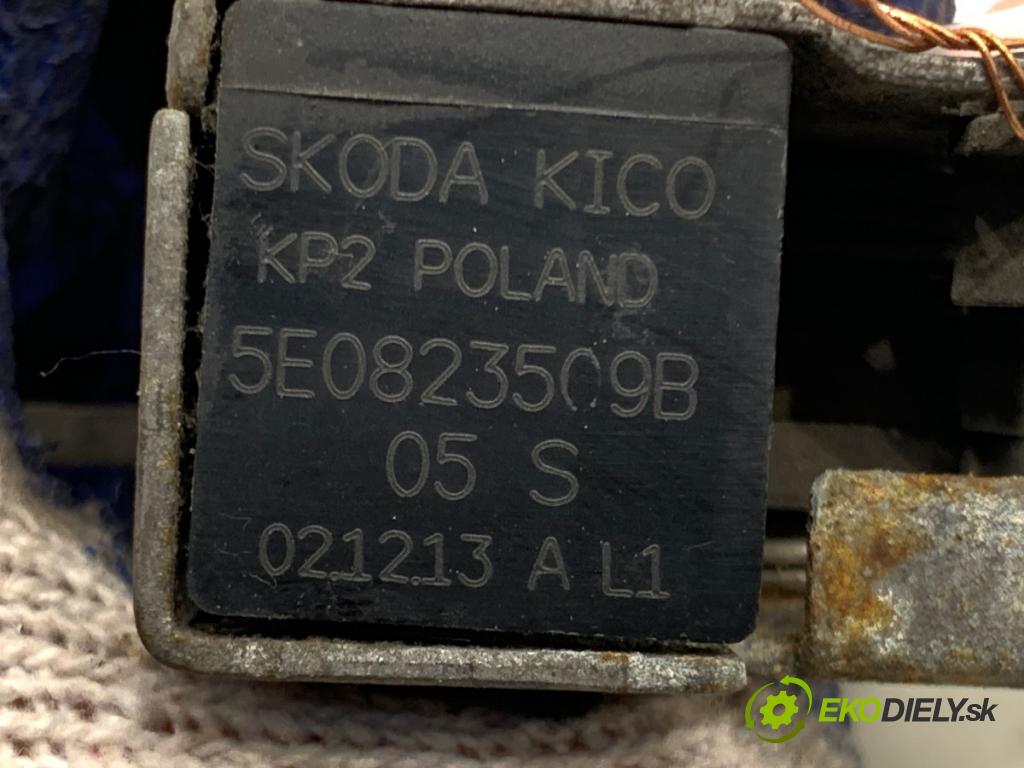 SKODA OCTAVIA III liftback 2013 132 kW 1.8 TSI 1798 zámok kapoty přední část 5E0823509B