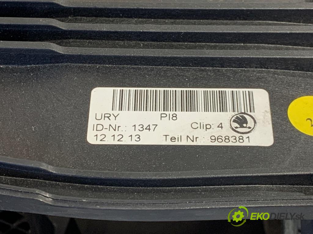 SKODA OCTAVIA III liftback 2013 132 kW 1.8 TSI 1798 loketní opěrka 5E0864207 (Loketní opěrka)