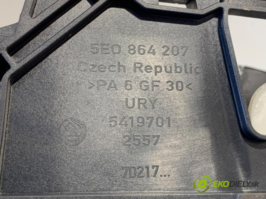 SKODA OCTAVIA III liftback 2013 132 kW 1.8 TSI 1798 loketní opěrka 5E0864207 (Loketní opěrka)