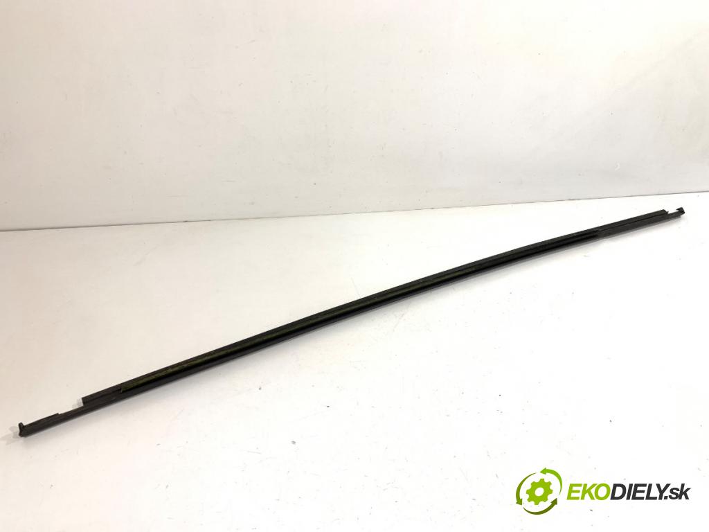 SKODA OCTAVIA III liftback 2013 132 kW 1.8 TSI 1798 lišta Sbírání: přední část pravý 5E0837477