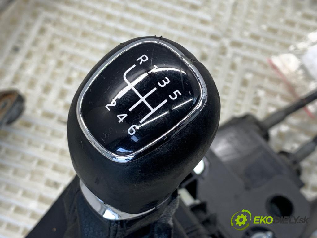 SKODA OCTAVIA III liftback 2013 132 kW 1.8 TSI 1798 kulisa 5Q0711049AP (Řadicí páka (kulisa) )