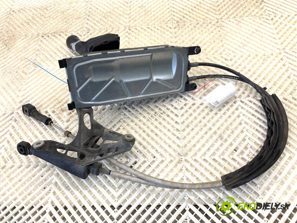 SKODA OCTAVIA III liftback 2013 132 kW 1.8 TSI 1798 kulisa 5Q0711049AP (Řadicí páka (kulisa) )