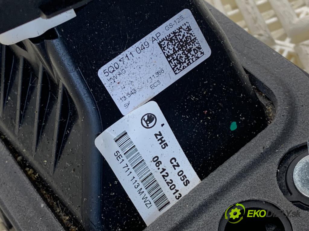SKODA OCTAVIA III liftback 2013 132 kW 1.8 TSI 1798 kulisa 5Q0711049AP (Řadicí páka (kulisa) )