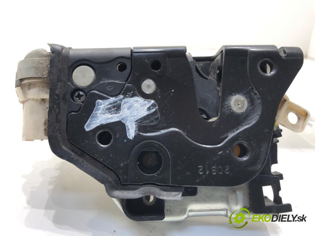 AUDI A4 B8 sedan 2012 125 kW 1.8 TFSI 1798 zámok dveře levý přední část