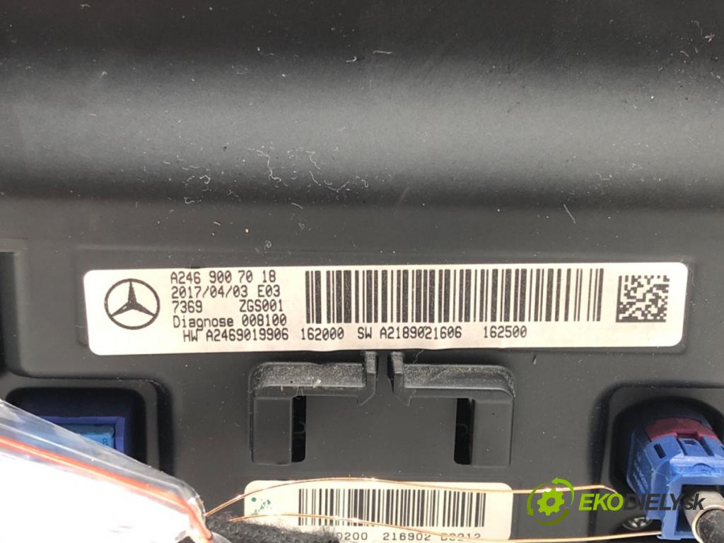 MERCEDES-BENZ CLA Shooting Brake Kombi 2017 100 kW CLA 200 CDI / d (117.908) 2143 Displej A2469007018 (Přístrojová deska)