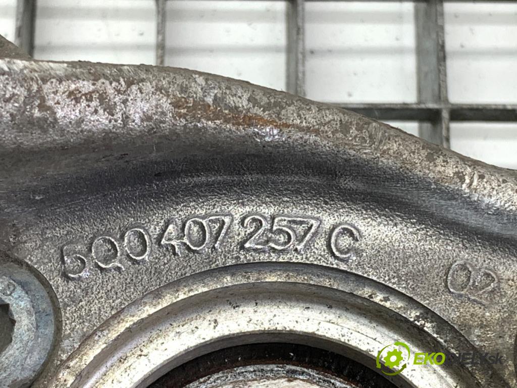 SKODA SUPERB III Kombi 2016 110 kW 2.0 TDI 1968 náboj levý přední část 5Q0407257C