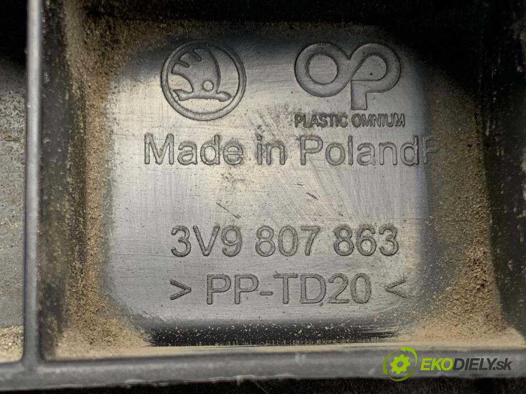 SKODA SUPERB III Kombi 2016 110 kW 2.0 TDI 1968 úchyt nárazníka zadní část středový 3V9807863