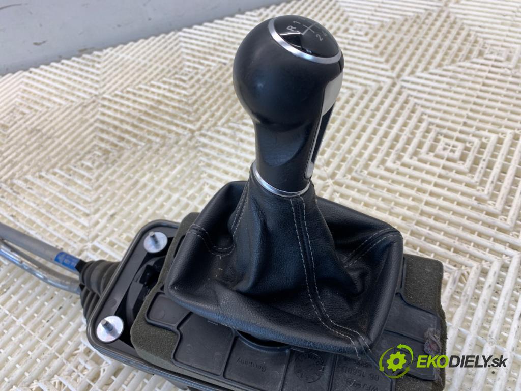 SEAT EXEO Kombi 2012 155 kW 2.0 TFSI 1984 kulisa 4F0711167 (Řadicí páka (kulisa) )