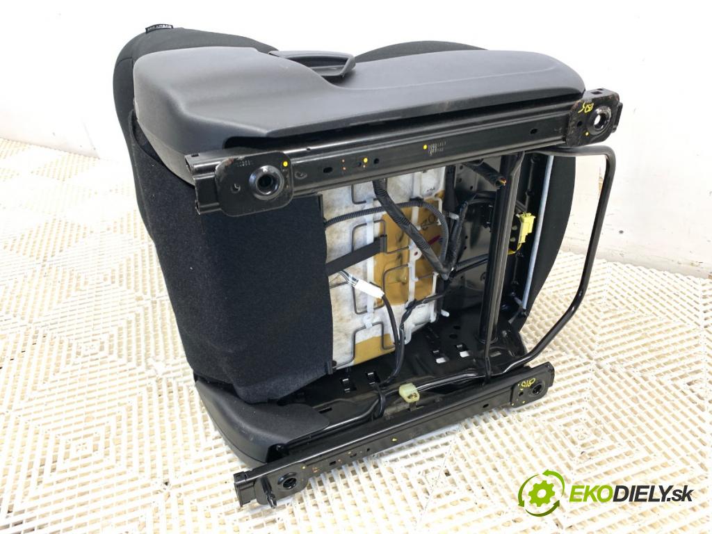 NISSAN JUKE F15 SUV 2013 81 kW 1.5 dCi 1461 Sedadlo pravy predný