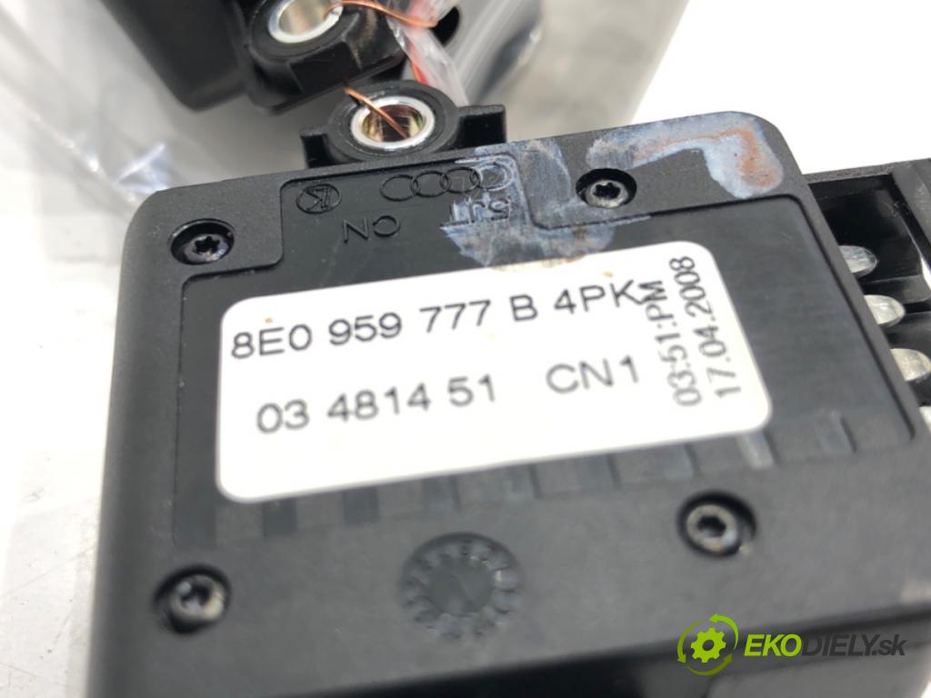 AUDI A4 B8 sedan 2012 125 kW 1.8 TFSI 1798 přepínač sedačky levý 8E0959777B 8K0959747