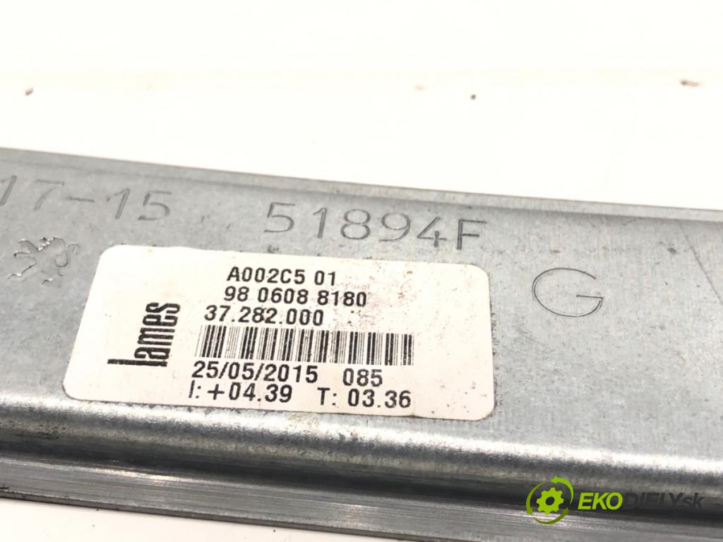 PEUGEOT 208 I liftback 2015 60 kW 1.2 VTI 82 1199 mechanismus okna levý přední část 9806088180