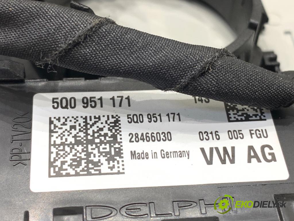 SEAT LEON III liftback 2019 110 kW 1.5 TSI 1495 světlo stropní 5Q0951171