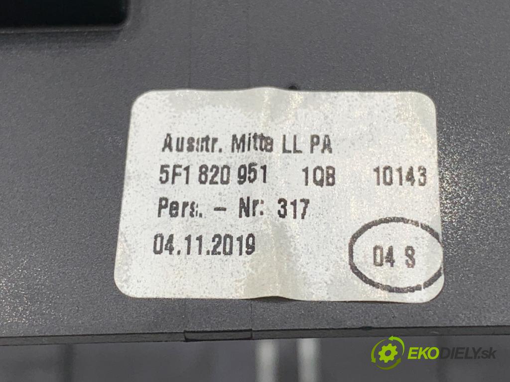 SEAT LEON III liftback 2019 110 kW 1.5 TSI 1495 mří topení přední část střední 5F1820951