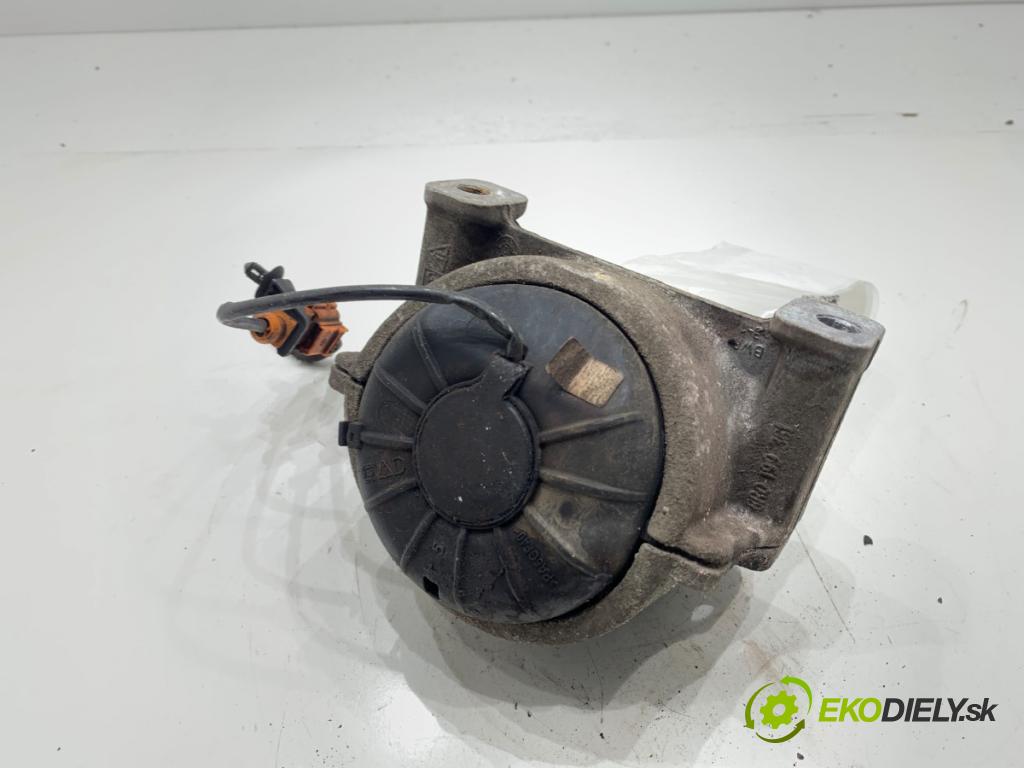 AUDI A4 B8 sedan 2012 125 kW 1.8 TFSI 1798 AirBag motora levý 782516141206
