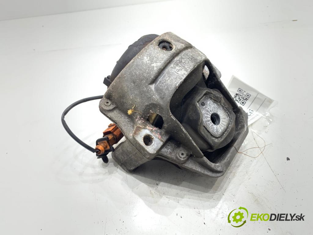 AUDI A4 B8 sedan 2012 125 kW 1.8 TFSI 1798 AirBag motora levý 782516141206