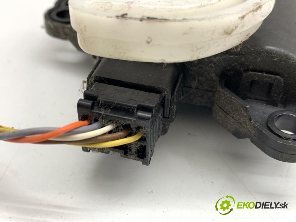 HYUNDAI ix35 SUV 2010 120 kW 2.0 1998 motor topení D266-NE9AA01