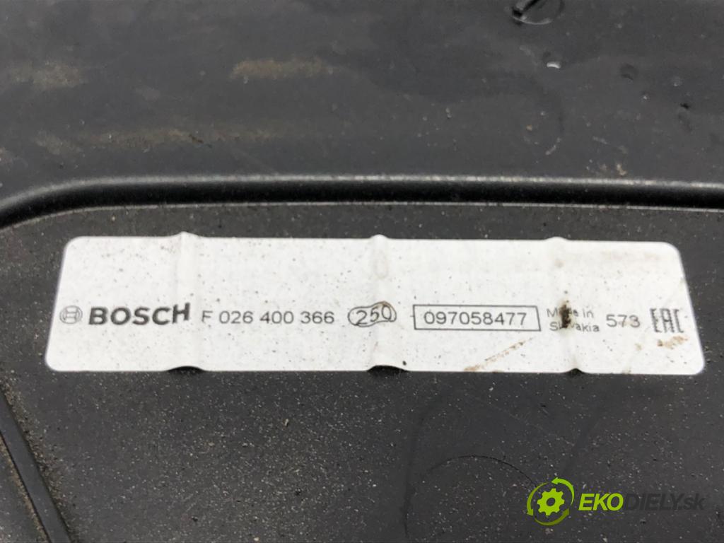 BMW F15 SUV 2015 160 kW xDrive 25 d 2993 obal filtra vzduchu 7811027 (Kryt vzduchového filtru)