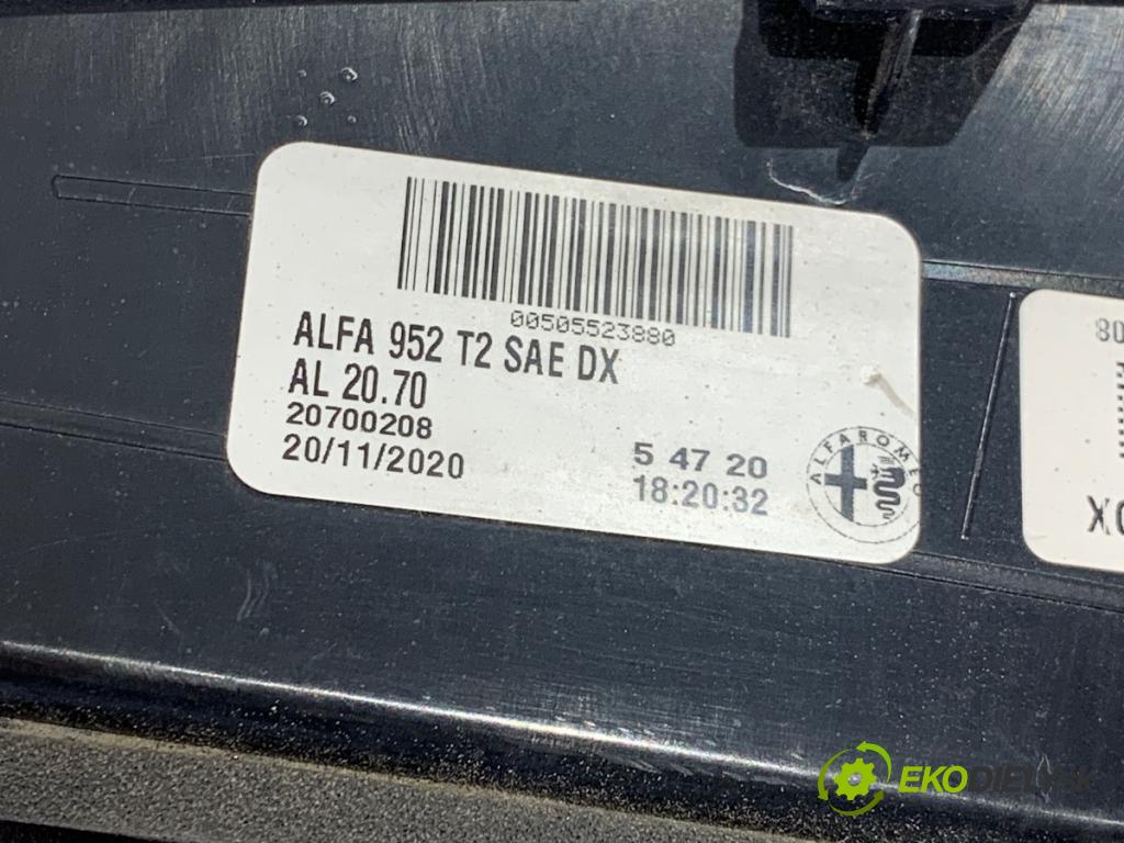 ALFA ROMEO GIULIA sedan 2018 206 kW 2.0 Q4 (952ACA45) 1995 Svetlo pravy zad vnútorná 00505523880