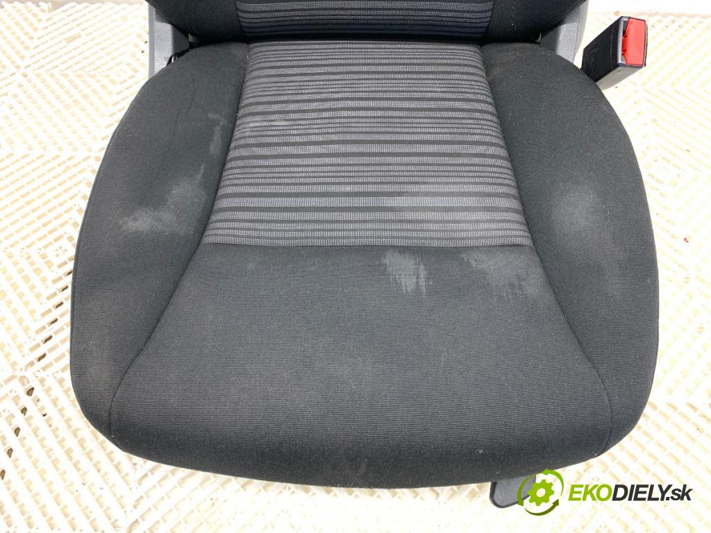 MERCEDES-BENZ W176 liftback 2013 90 kW A 180 (176.042) 1595 Sedadlo pravy predný