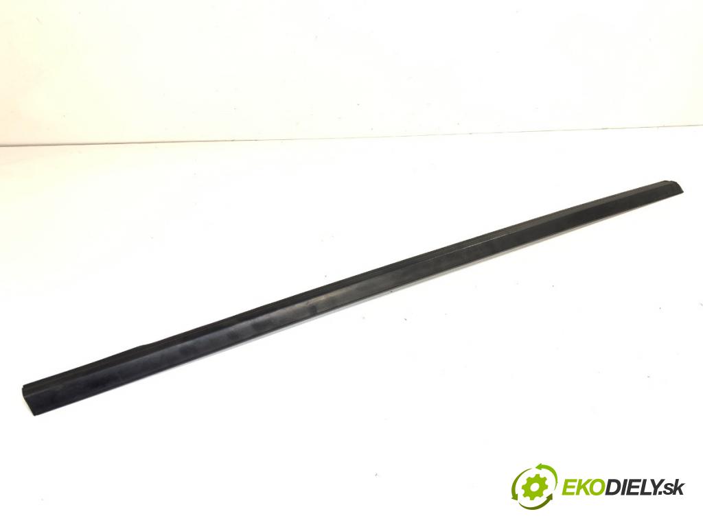 MERCEDES-BENZ W176 liftback 2013 90 kW A 180 (176.042) 1595 lišta Sbírání: přední část pravý A1767250165