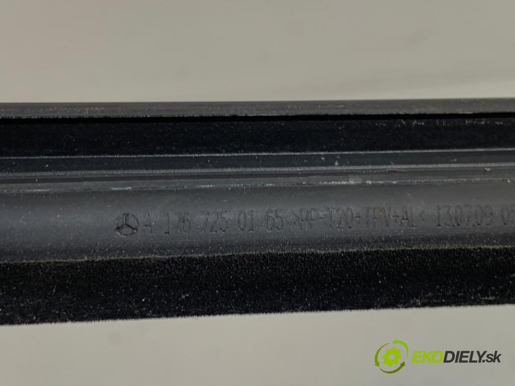 MERCEDES-BENZ W176 liftback 2013 90 kW A 180 (176.042) 1595 lišta Sbírání: přední část pravý A1767250165