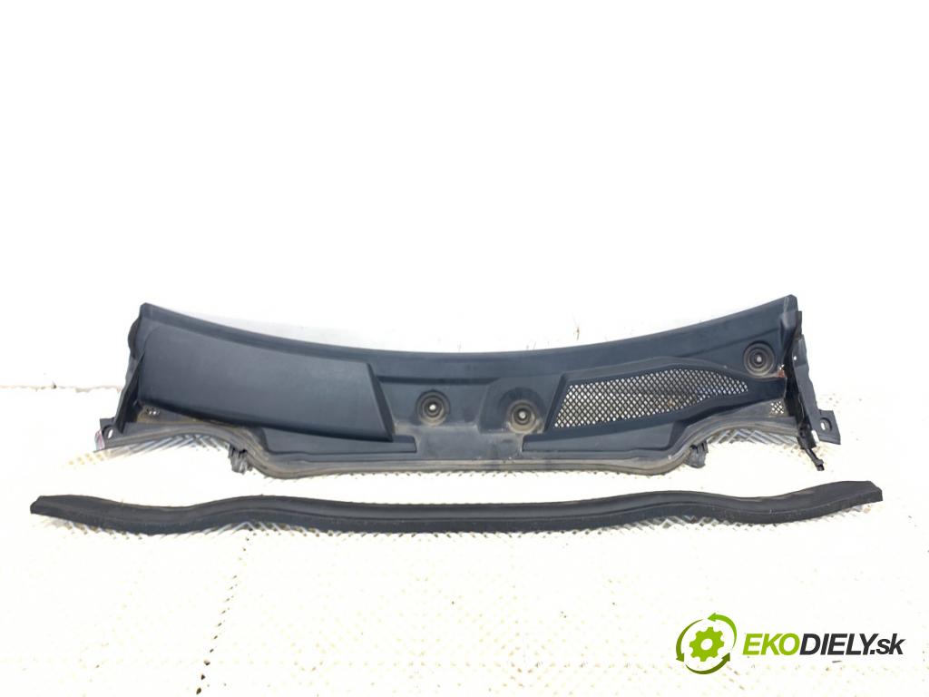 MERCEDES-BENZ W176 liftback 2013 90 kW A 180 (176.042) 1595 Torpédo, plast pod čelné okno A1768300013 (Torpédo (plast pod čelným sklom))
