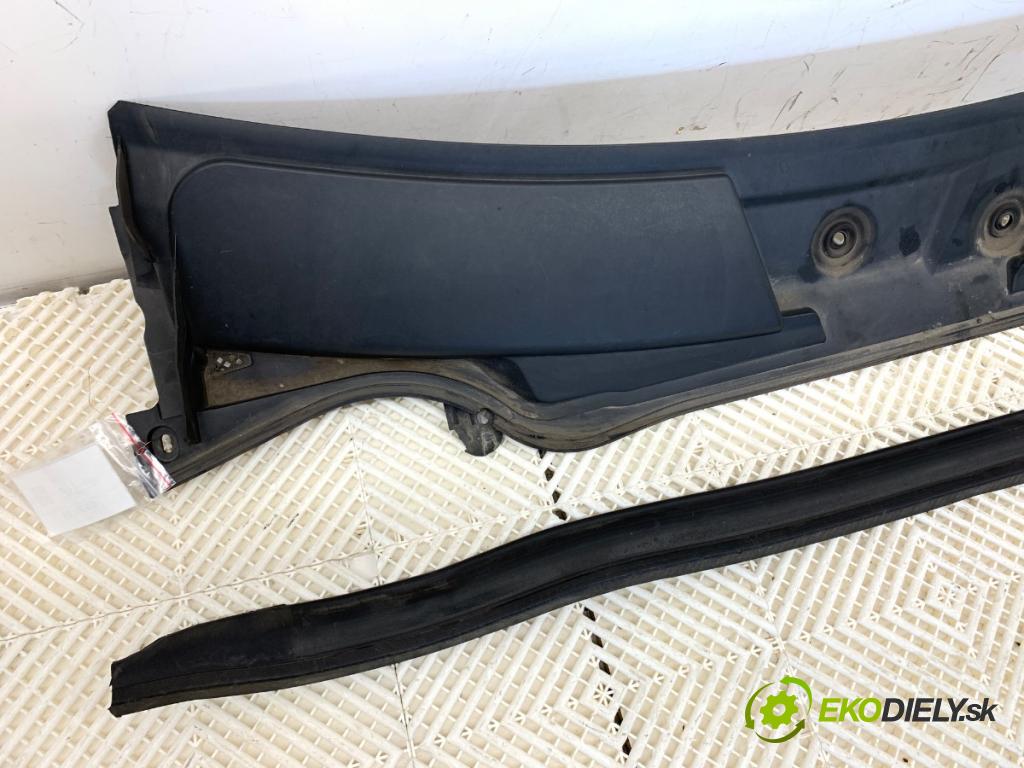 MERCEDES-BENZ W176 liftback 2013 90 kW A 180 (176.042) 1595 Torpédo, plast pod čelné okno A1768300013 (Torpédo (plast pod čelným sklom))