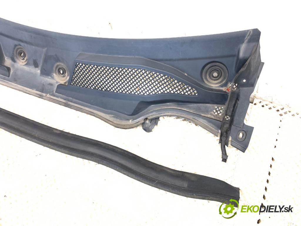 MERCEDES-BENZ W176 liftback 2013 90 kW A 180 (176.042) 1595 Torpédo, plast pod čelné okno A1768300013 (Torpédo (plast pod čelným sklom))