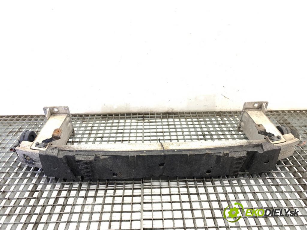 AUDI A4 B8 Kombi 2008 105 kW 2.0 TDI 1968 výztuha nárazníka přední část 8K0807134C 8K0807133C (Přední výztuha)