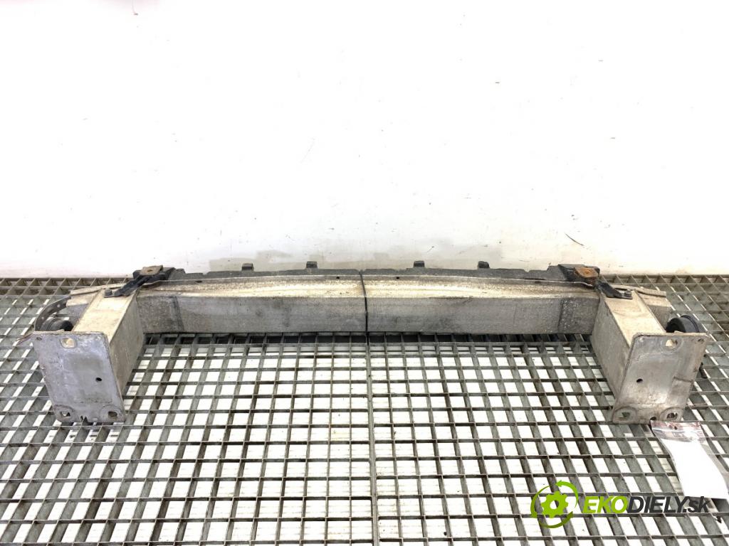 AUDI A4 B8 Kombi 2008 105 kW 2.0 TDI 1968 výztuha nárazníka přední část 8K0807134C 8K0807133C (Přední výztuha)