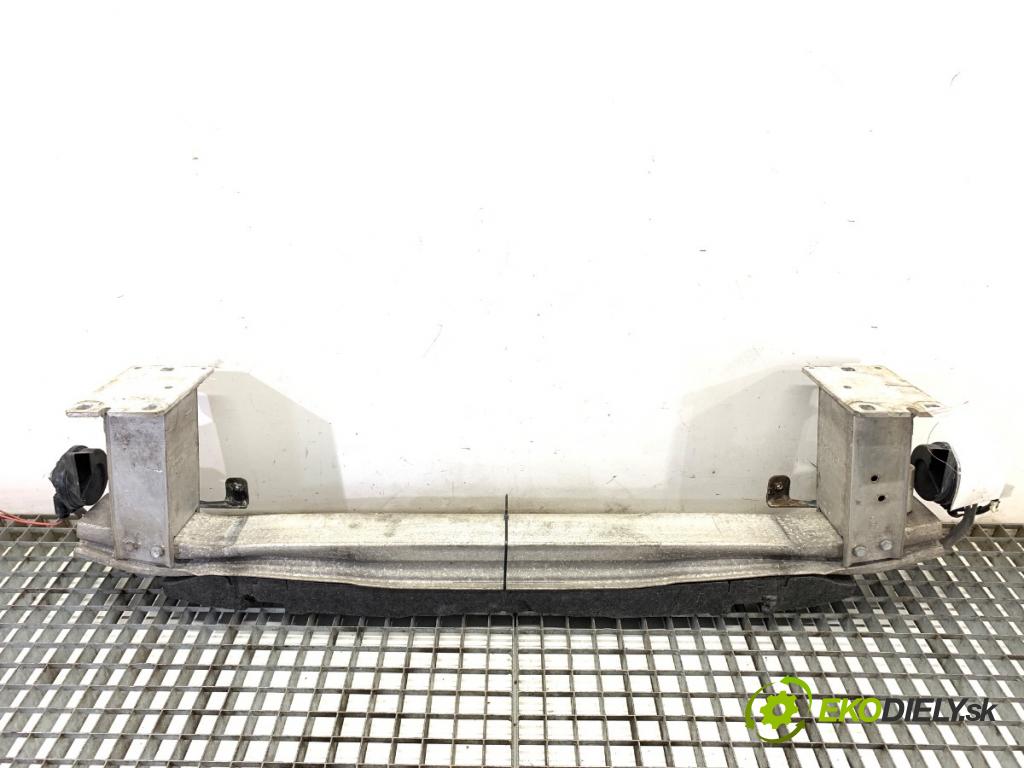 AUDI A4 B8 Kombi 2008 105 kW 2.0 TDI 1968 výztuha nárazníka přední část 8K0807134C 8K0807133C (Přední výztuha)