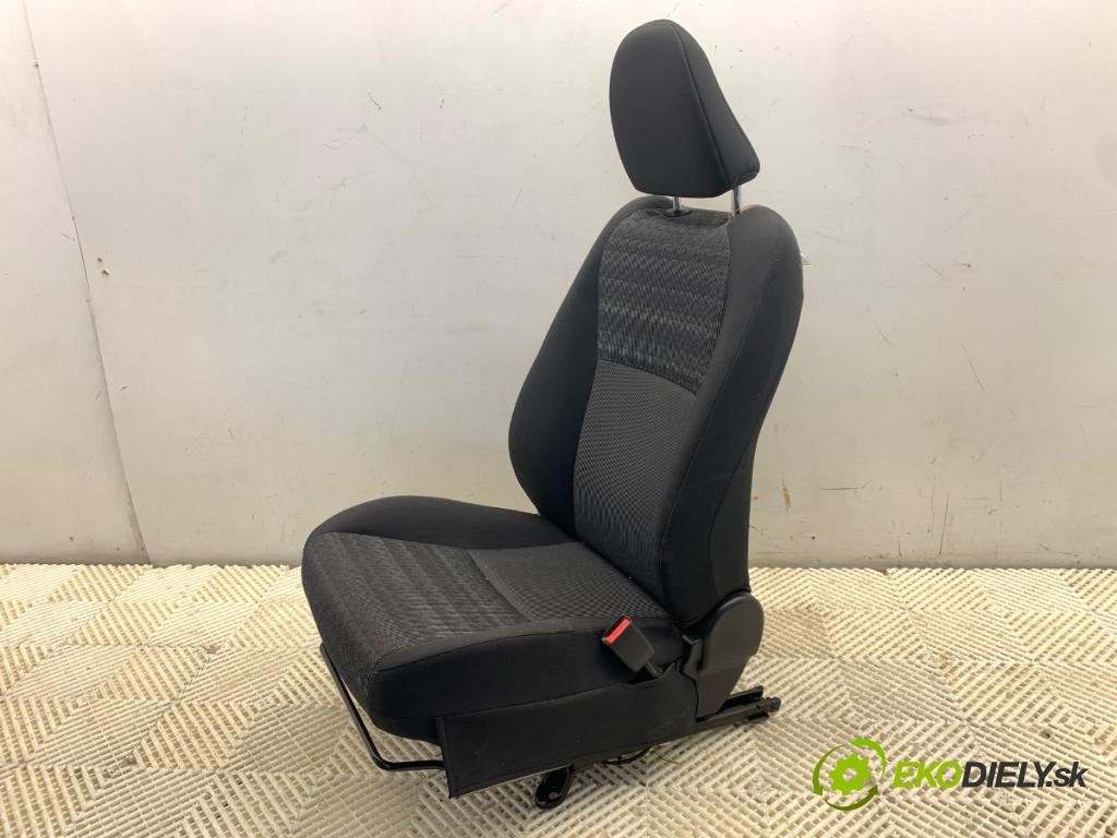 TOYOTA YARIS III liftback 2016 51 kW 1.0 (KSP130_) 998 Sedadlo pravy predný