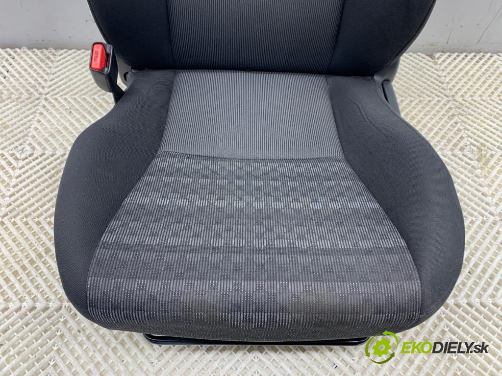 TOYOTA YARIS III liftback 2016 51 kW 1.0 (KSP130_) 998 sedadlo levý přední část