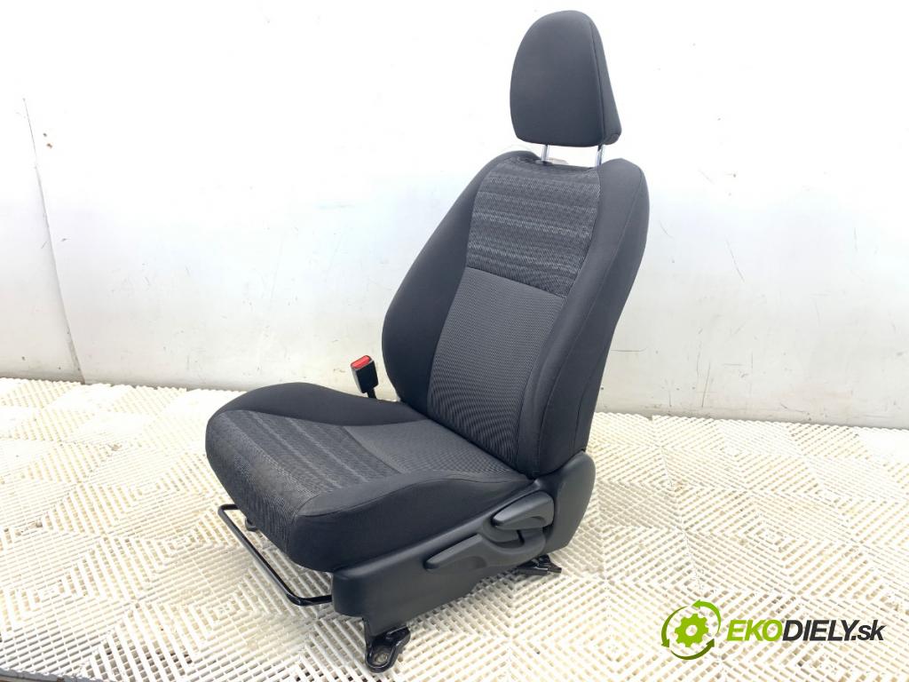 TOYOTA YARIS III liftback 2016 51 kW 1.0 (KSP130_) 998 sedadlo levý přední část