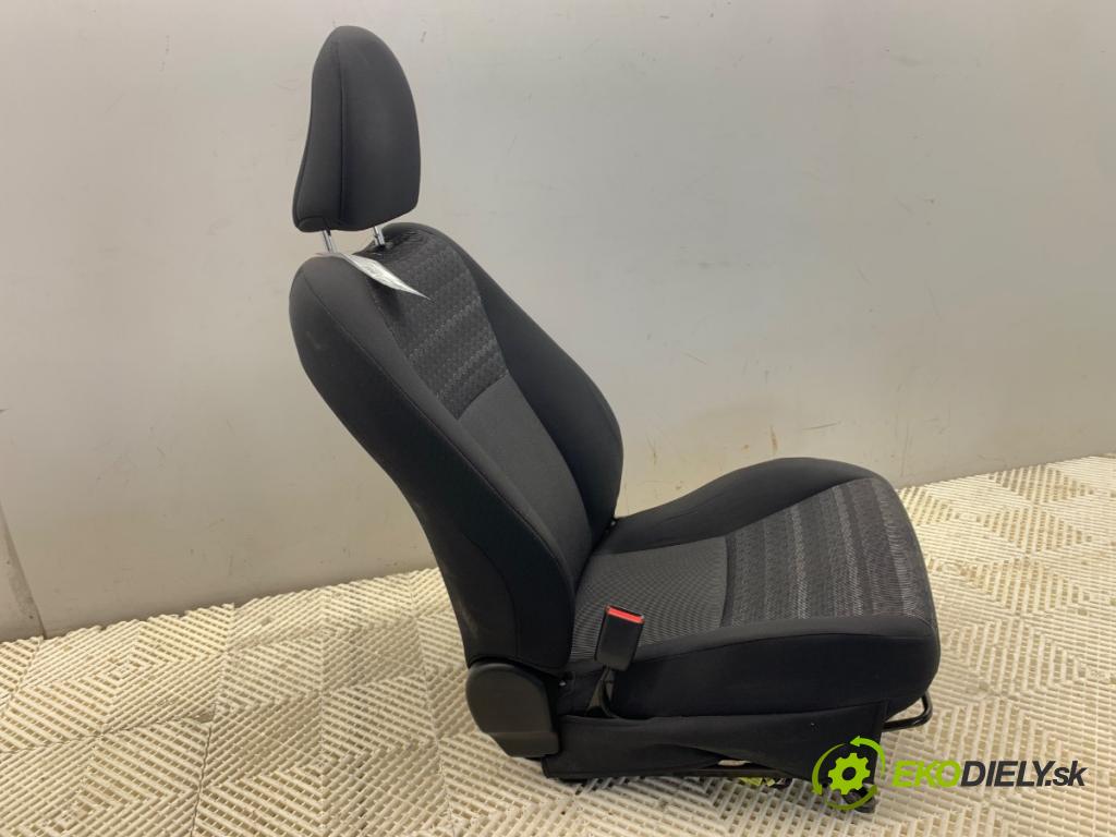 TOYOTA YARIS III liftback 2016 51 kW 1.0 (KSP130_) 998 sedadlo levý přední část