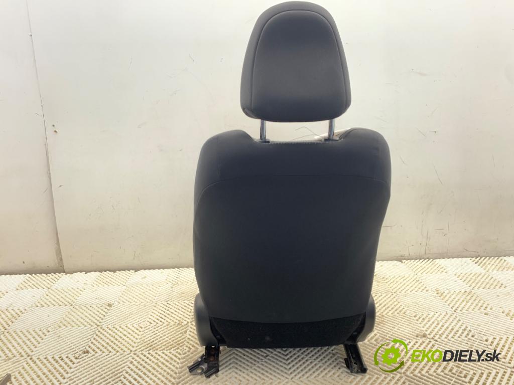 TOYOTA YARIS III liftback 2016 51 kW 1.0 (KSP130_) 998 sedadlo levý přední část